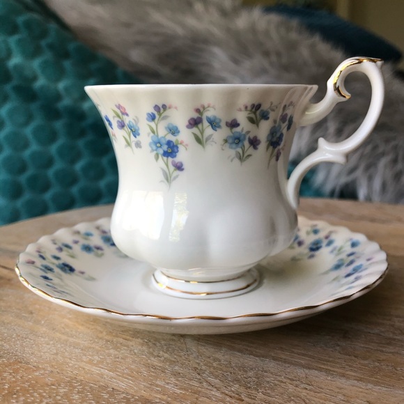 Royal Albert ‘Memory Lane’ teacup & saucer set - Picture 3 of 13